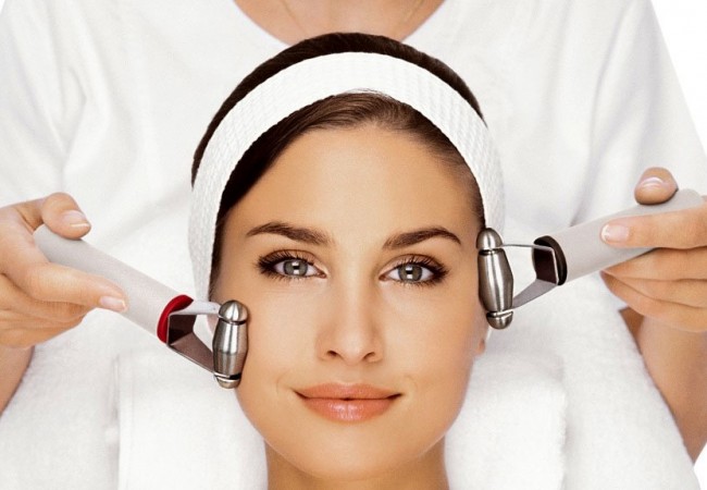 Face cleansing at a beauty parlour’s.